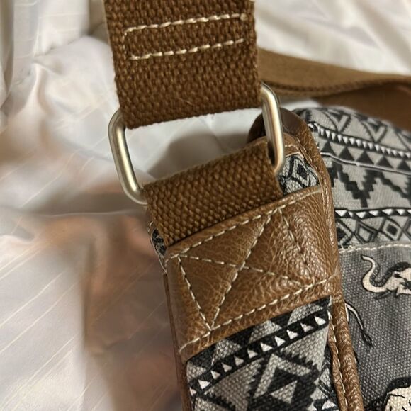 Union Bay Elephant 🐘 Print Crossbody Mini Messenger style bag. - Picture 8 of 8